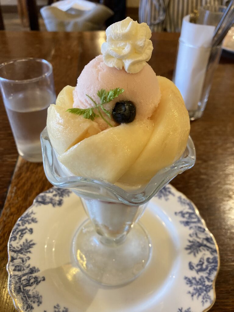 桃のパフェ