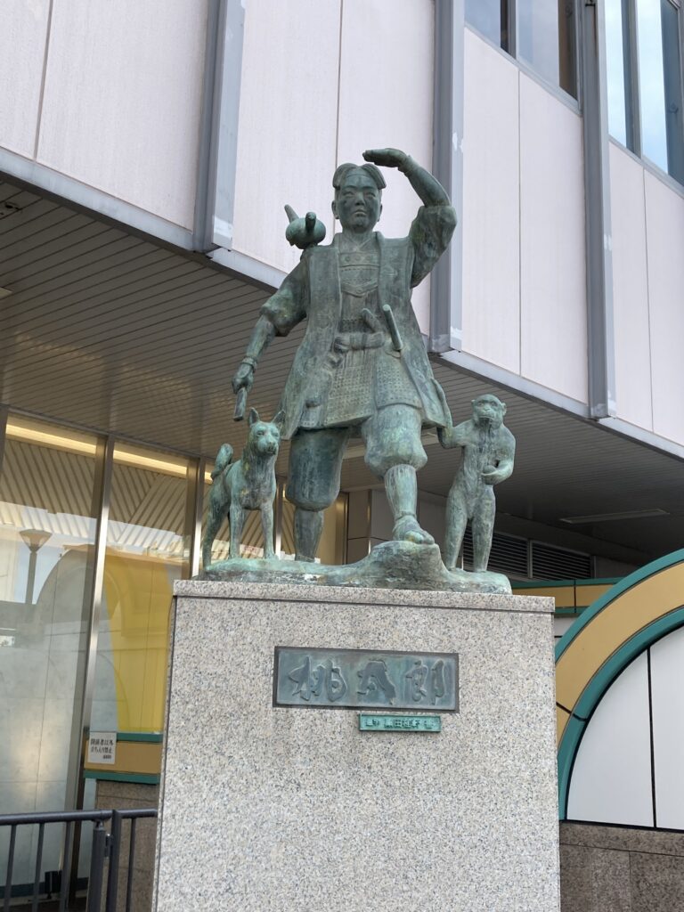 岡山駅前の桃太郎像
