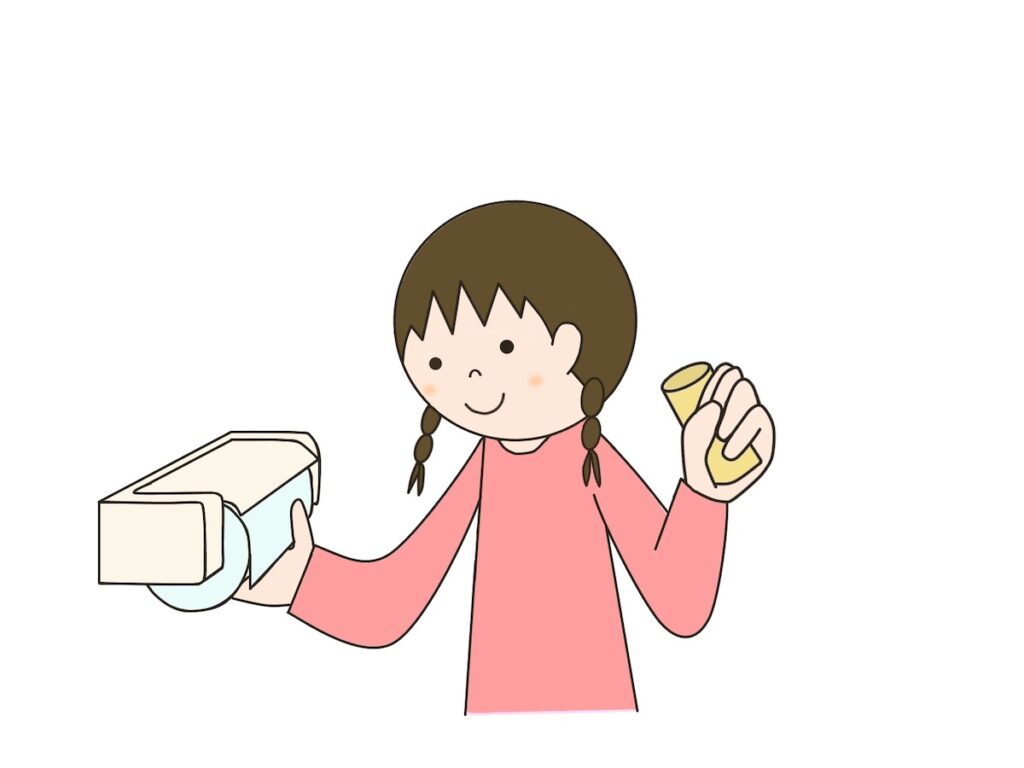トイレットペーパーを交換する女の子