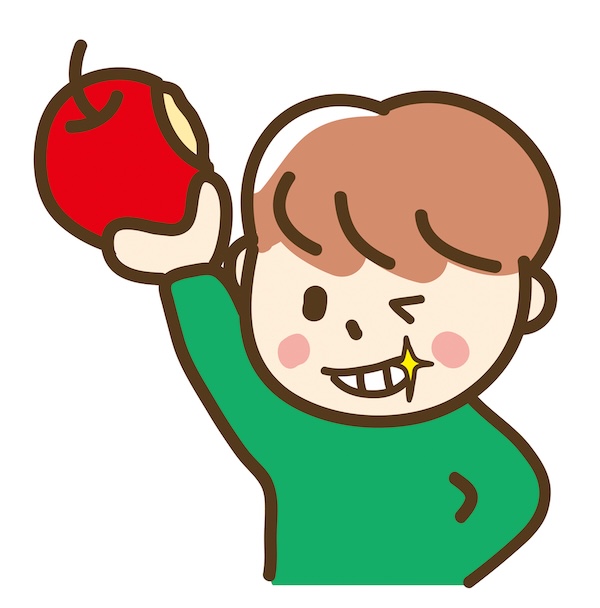 リンゴを齧る男の子